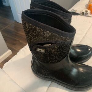 Bogs Black Floral Winter Boots